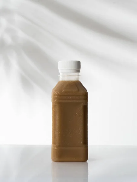 Koffie product mockup op plastic fles — Stockfoto