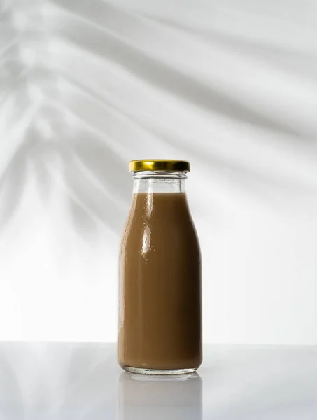 Café en una botella de vidrio producto maqueta — Foto de Stock