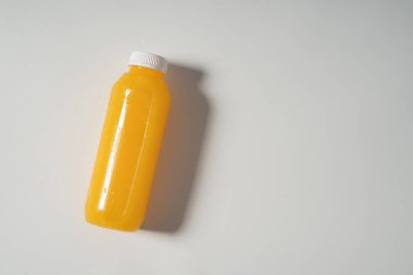 Plastik şişedeki portakal suyu.