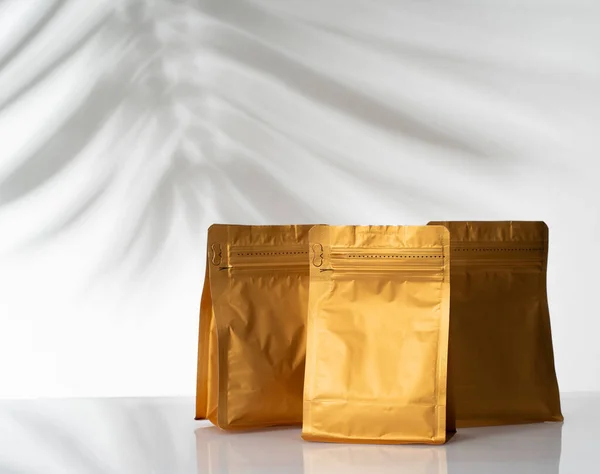 Produto de bolsa de ouro em pé mockup — Fotografia de Stock