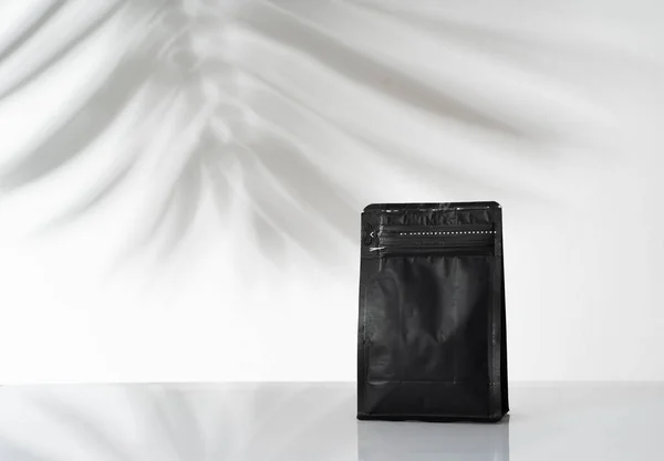Recipiente de bolsa de pé preto em branco — Fotografia de Stock