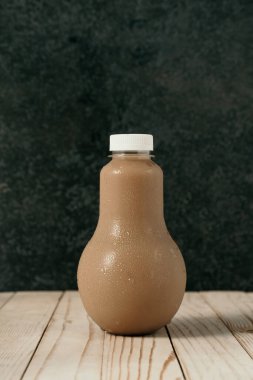 boş plastik şişe üzerinde sıvı ürün