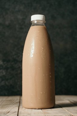 Plastik şişede taze kahve.