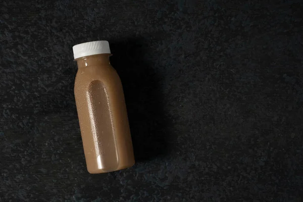 Vloeibaar product op blanco plastic fles — Stockfoto