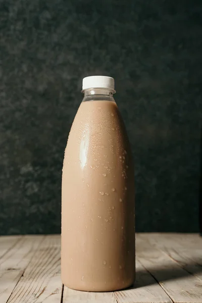 Producto líquido en botella de envase de plástico en blanco — Foto de Stock