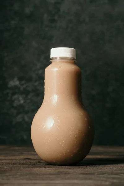 Bebida de café fresco en una botella de plástico —  Fotos de Stock