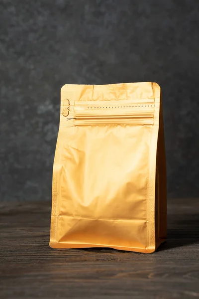 黄金立袋产品模型 — 图库照片