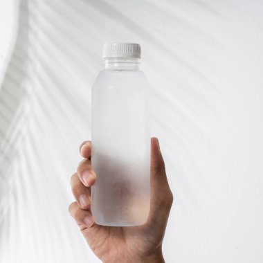 boş plastik şişe üzerinde sıvı ürün