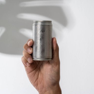 El ele tutuşan plastik şişe maketi.