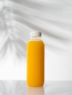 boş plastik şişe üzerinde sıvı ürün