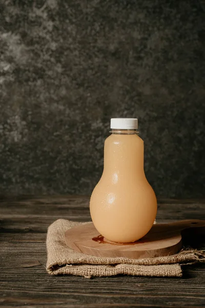 Producto líquido en botella de envase de plástico en blanco —  Fotos de Stock