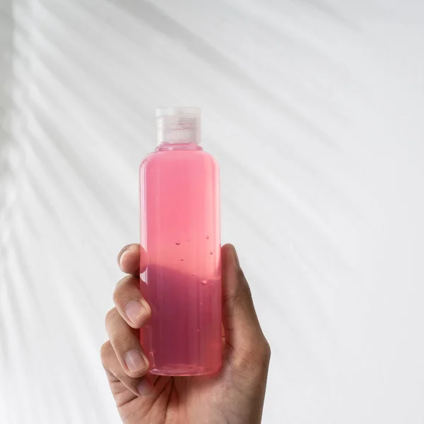 Hand houden plastic fles hand ontsmettingsmiddel mockup — Stockfoto