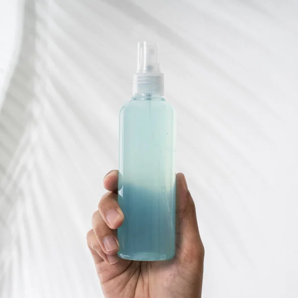 Hand houden plastic fles hand ontsmettingsmiddel mockup — Stockfoto