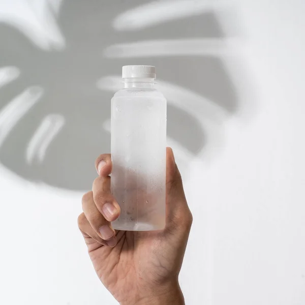 Vloeibaar product op blanco plastic fles — Stockfoto