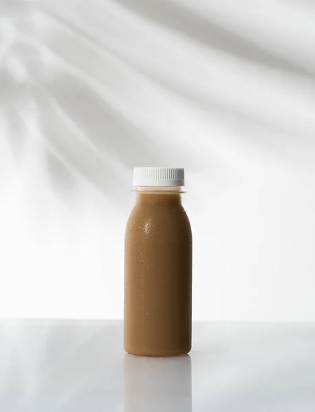 Koffie product mockup op plastic fles — Stockfoto