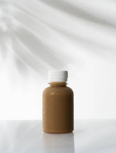 Mockup av kaffeprodukt på plastflaske – stockfoto