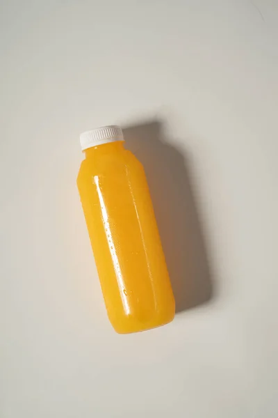 Suco de laranja em garrafa de plástico mockup — Fotografia de Stock