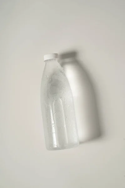 Produit liquide sur bouteille en plastique vierge — Photo