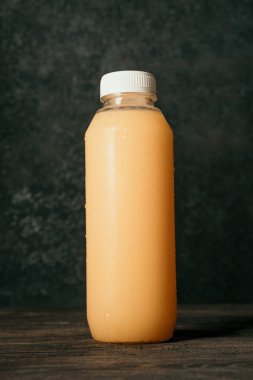 boş plastik şişe üzerinde sıvı ürün