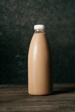 Plastik şişede taze kahve.