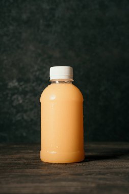 boş plastik şişe üzerinde sıvı ürün