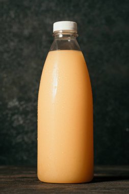 boş plastik şişe üzerinde sıvı ürün