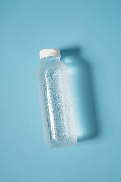 Flytande produkt på tom plastburk — Stockfoto