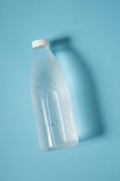 Жидкий продукт на пустой пластиковой бутылке — стоковое фото