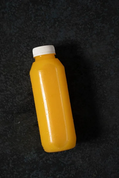 Jus d'orange en bouteille en plastique maquette — Photo