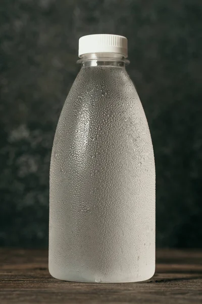 空白塑料瓶上的液体产品 — 图库照片
