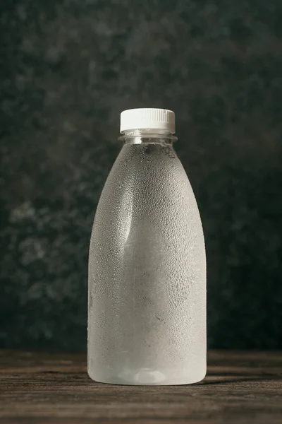 Produto líquido em frasco de plástico em branco — Fotografia de Stock