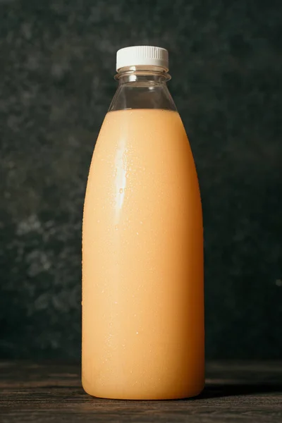 Produk cair pada botol wadah plastik kosong — Stok Foto