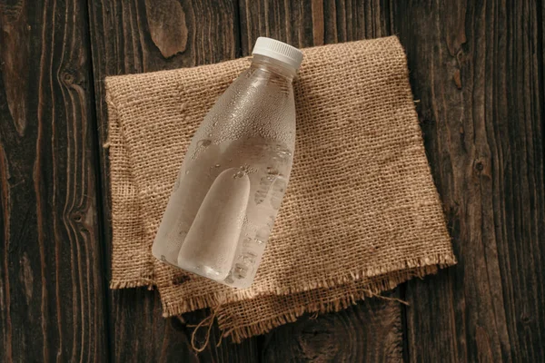 Flytande produkt på tom plastburk — Stockfoto