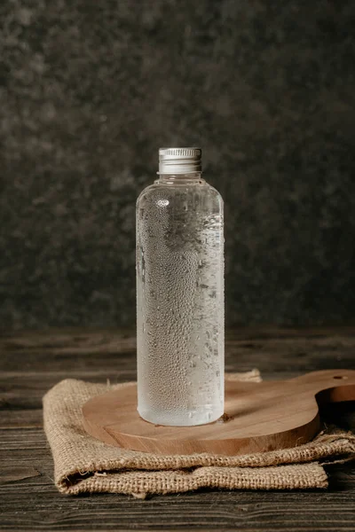 Produit liquide sur bouteille en plastique vierge — Photo