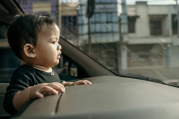 車のダッシュボードに立っている赤ん坊は — ストック写真