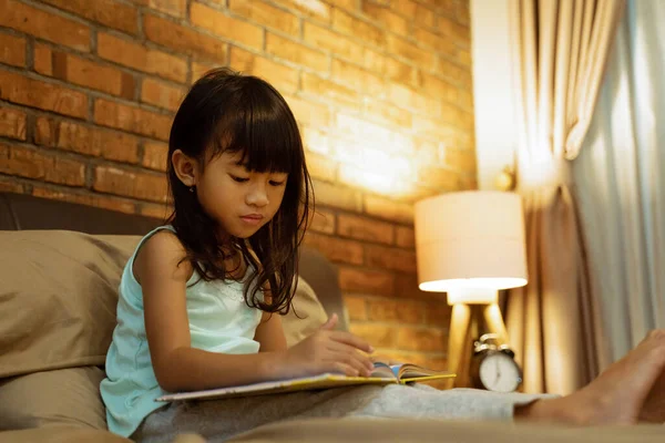 Asiatisches kleines Mädchen mit einem Buch — Stockfoto