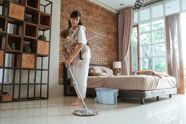 Mom and daughter are mopping the floor in the house — Stock Photo, Image