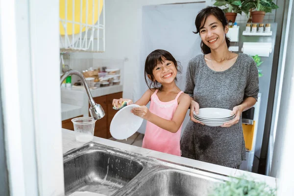 Ibu dan anak yang bahagia mencuci piring — Stok Foto