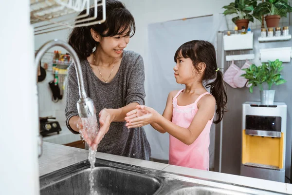 Ibu dan anak mencuci tangan mereka — Stok Foto