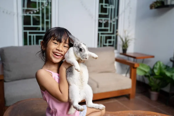 Sourire petite fille et lapin blanc — Photo