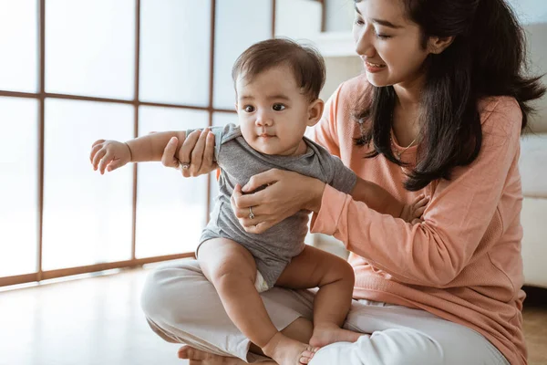 Madre jugando con su bebé en casa — Foto de Stock