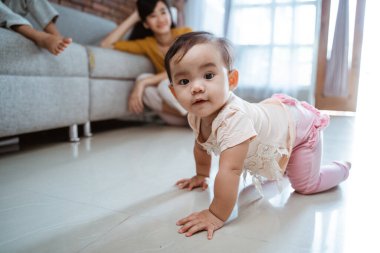 Anne evde bebeğiyle oynuyor.