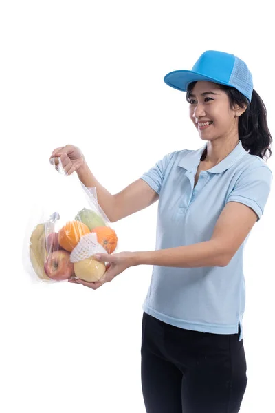Mensajero entrega femenina traer comestibles —  Fotos de Stock