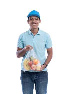 Online kurye market alışverişi yapıyor.