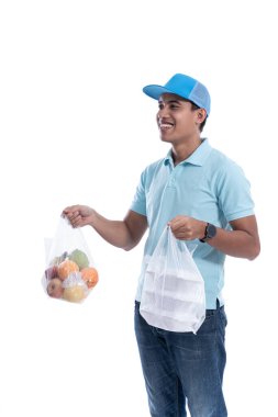 Online kurye market alışverişi yapıyor.