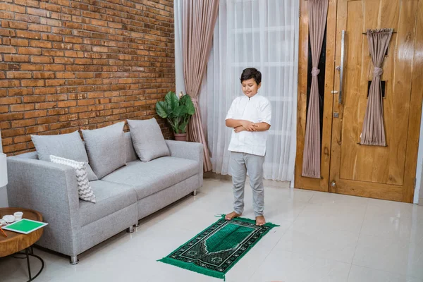Muzułmanin modli się na dywanie — Zdjęcie stockowe