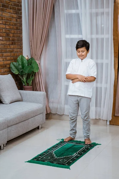 Muslimské dítě uctívá a modlí se za Alláha — Stock fotografie