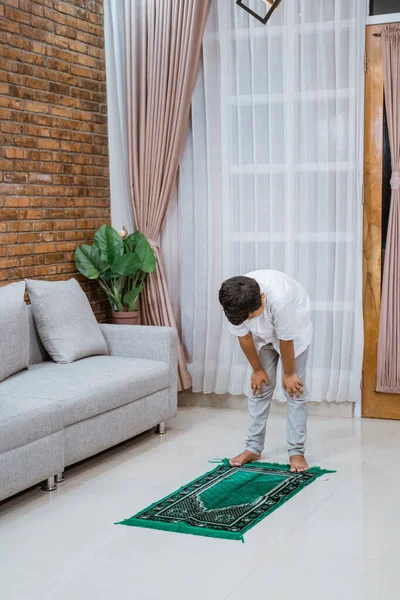 Little Muslim kid prays for Allah
