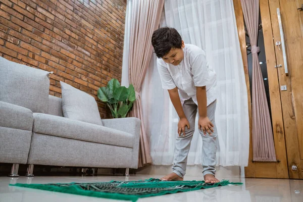 Anak muslim Asia dengan karpet doa dalam posisi berdoa — Stok Foto