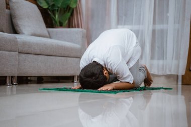 Müslüman çocuk namaz kılıyor.